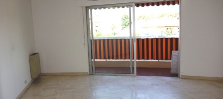 3 pièces traversant 69 m² , 2 stationnements, proche toutes commodités 3 pièces traversant 69 m² , 2 stationnements, proche toutes commodités