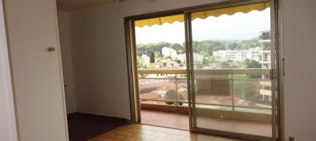 Grand studio avec coin chambre, terrasse, proche centre Leclerc, cave Grand studio avec coin chambre, terrasse, proche centre Leclerc, cave