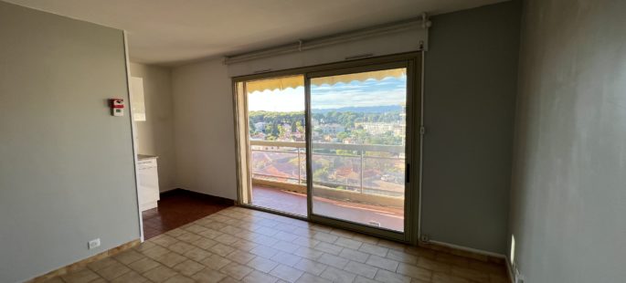 Grand studio avec coin chambre, terrasse, proche centre Leclerc, cave