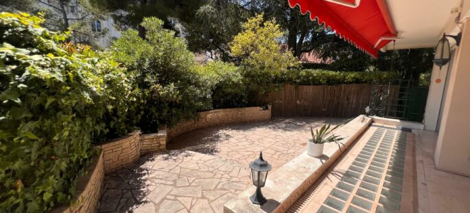 Vallergues,  Grand 3 pièces, terrasse jardin, piscine, garage.